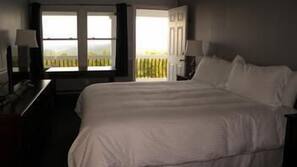 1 bedroom, Egyptian cotton sheets, premium bedding, desk