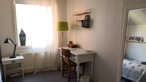 Individueel gedecoreerd, individueel gemeubileerd, een bureau