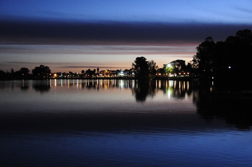 Boats And Bedzzz Houseboat Stays & Renmark River Villas