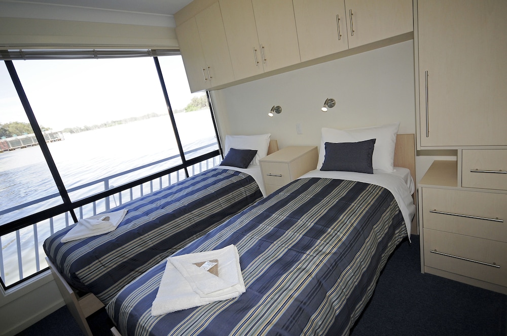 Boats And Bedzzz Houseboat Stays & Renmark River Villas