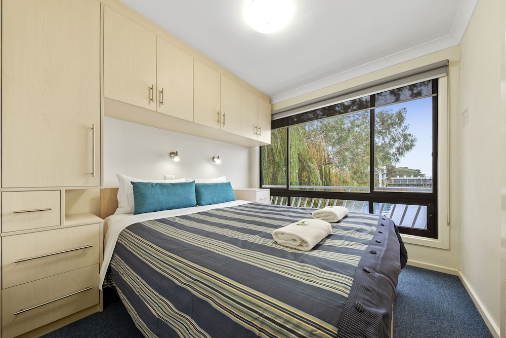 Boats And Bedzzz Houseboat Stays & Renmark River Villas