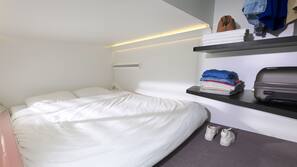 Tabla de planchar con plancha, wifi gratis, ropa de cama