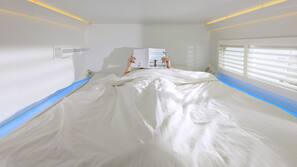 Tabla de planchar con plancha, wifi gratis, ropa de cama