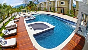 3 piscinas externas, funciona das 7h00 às 22h00, guarda-sóis