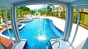 3 piscinas externas, funciona das 7h00 às 22h00, guarda-sóis
