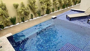 3 piscinas externas, funciona das 7h00 às 22h00, guarda-sóis