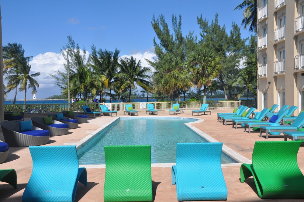 Courtyard By Marriott Nassau Downtown Junkanoo Beach In Nassau