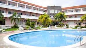 Una piscina al aire libre