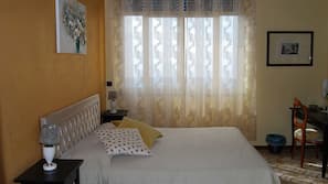 Biancheria da letto di alta qualità, una scrivania, postazione laptop