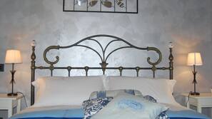 Biancheria da letto di alta qualità, una scrivania, postazione laptop