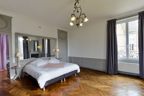 Premium bedding, iron/ironing board, rollaway beds, free WiFi