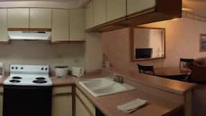 Full-size fridge, microwave, oven, stovetop