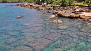 Ubicación a pie de playa, arena blanca, tumbonas y sombrillas