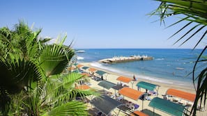 Plage privée, chaises longues, parasols, bar de plage