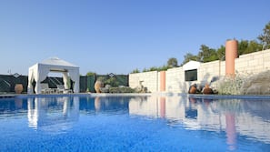Innenpool, 2 Außenpools, Sonnenschirme, Liegestühle