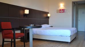 Minibar, in-room safe, Internet