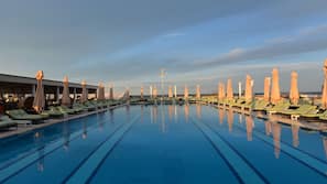 Indoor pool, 7 outdoor pools
