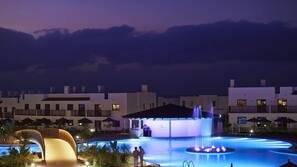 4 piscinas externas, guarda-sóis, espreguiçadeiras