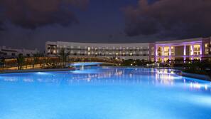 4 piscinas externas, guarda-sóis, espreguiçadeiras