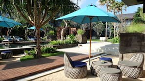 4 outdoor pools