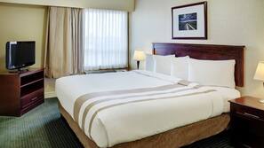 Premium bedding, desk, iron/ironing board, free WiFi
