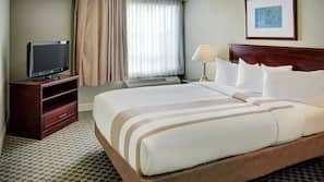Premium bedding, desk, iron/ironing board, free WiFi