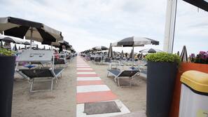 Una spiaggia nelle vicinanze