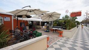 Una spiaggia nelle vicinanze