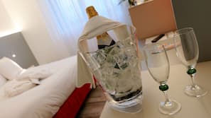 Minibar (con algunos artículos gratuitos) y caja fuerte