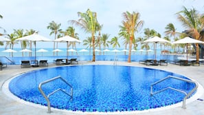 2 outdoor pools