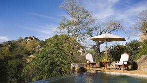 2 outdoor pools, an infinity pool