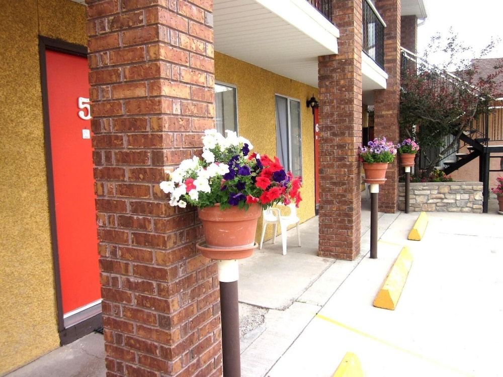 Exterior, Color Country Motel