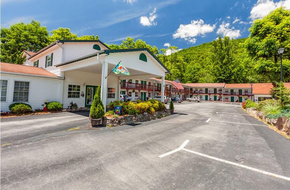 Maggie Valley Creekside Lodge in Cherokee Best Rates & Deals on Orbitz