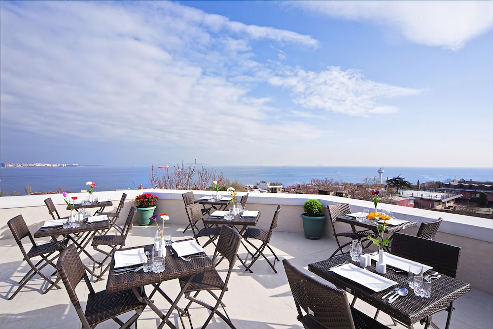 The Magnaura Palace Hotel