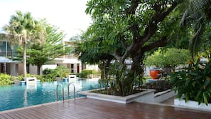 สระว่ายน้ำกลางแจ้ง, เก้าอี้อาบแดดริมสระ