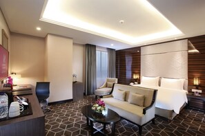 Junior Suite | Premium bedding, minibar, in-room safe, desk