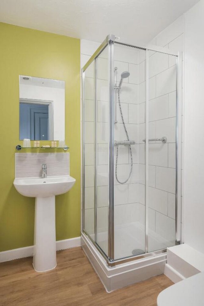 Bathroom, The Valley of Rocks Hotel