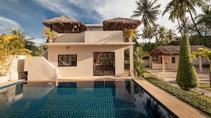 Hồ bơi ngoài trời, dù/ô trên bãi biển/hồ bơi, ghế dài tắm nắng