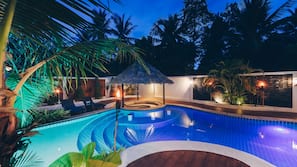 Hồ bơi ngoài trời, dù/ô trên bãi biển/hồ bơi, ghế dài tắm nắng
