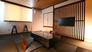 In-room safe, desk, free WiFi