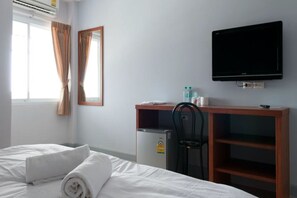 Desk, rollaway beds, free WiFi