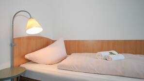 Minibar, individuell dekoriert, individuell eingerichtet, Schreibtisch