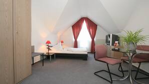 Minibar, individuell dekoriert, individuell eingerichtet, Schreibtisch