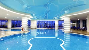 Innenpool, Außenpool, Sonnenschirme, Liegestühle