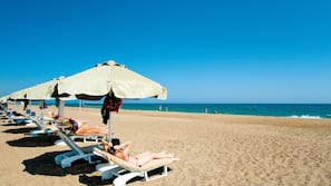 Privatstrand, Liegestühle, Sonnenschirme, Strandtücher