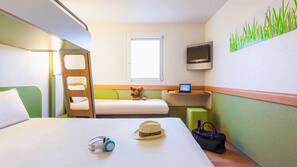 Een bureau, een strijkplank/strijkijzer, gratis babybedden, gratis wifi