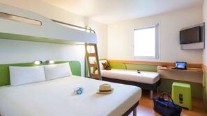 Een bureau, een strijkplank/strijkijzer, gratis babybedden, gratis wifi
