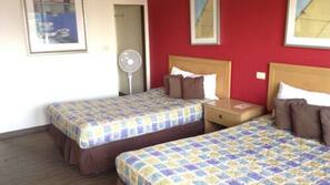 Escritorio, cortinas opacas, tabla de planchar con plancha y wifi gratis