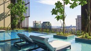 2 outdoor pools