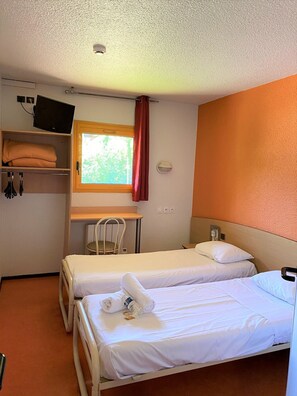 Standard Room, 2 Twin Beds | Room amenity